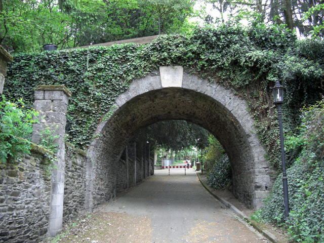 Zufahrt und Zugang zum Haus Friedrichstein (ex Villa Roentgen)