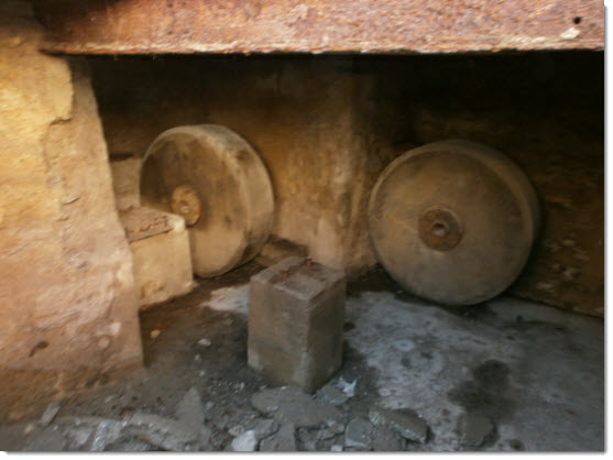 Mahlsteine im Keller der ehemaligen Unteren Mühle in Fahr