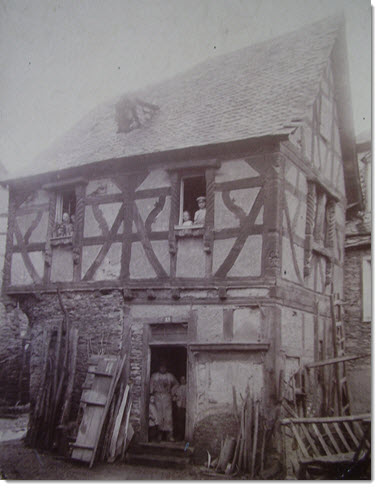 1900 Familie Huemmerich im Backesmaennchen Haus
