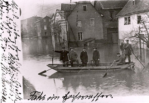 1920 Hochwasser in Fahr vor dem Haus Nr. 29 - Walther