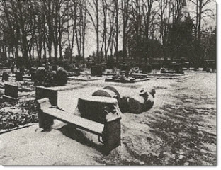 1987 Reste der ehemaligen Grabstätte des Ehepaar Roentgen