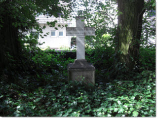 Gedenkstein für den Pfarrer Carl Theodor Reck a.d. Friedhof der Feldkirche