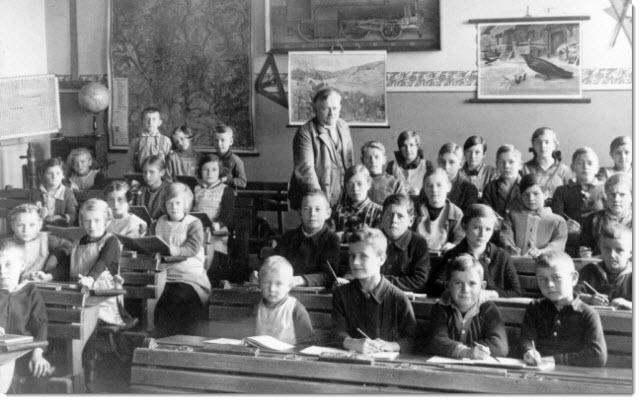 Lehrer Gutheil mit Hüllenberger Schulklasse 1927
